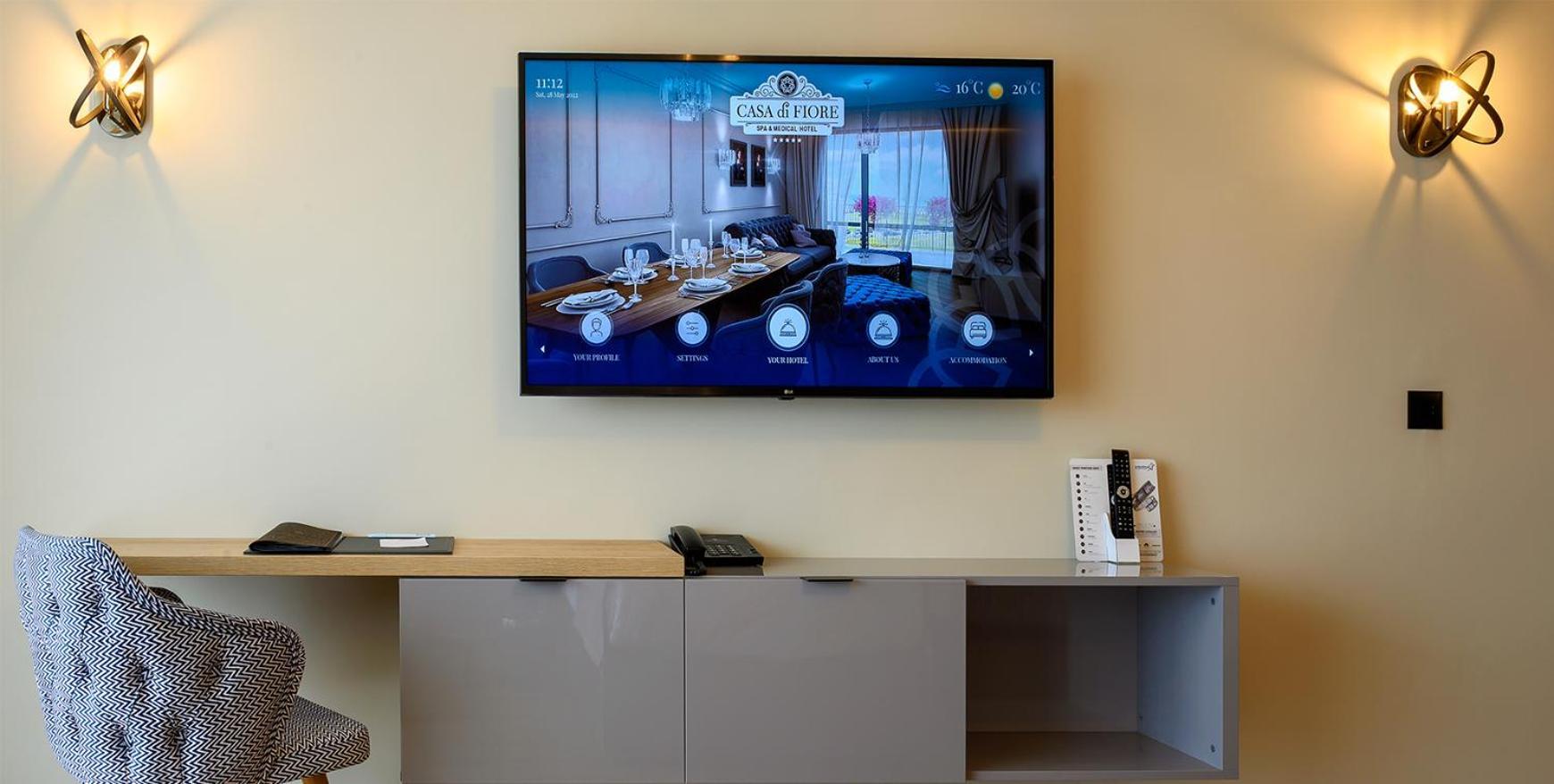 Casa Di Fiore Spa And Medical Hotel, Mineral Pools & Private Beach 克兰内沃 外观 照片 A television with a built-in room automation system