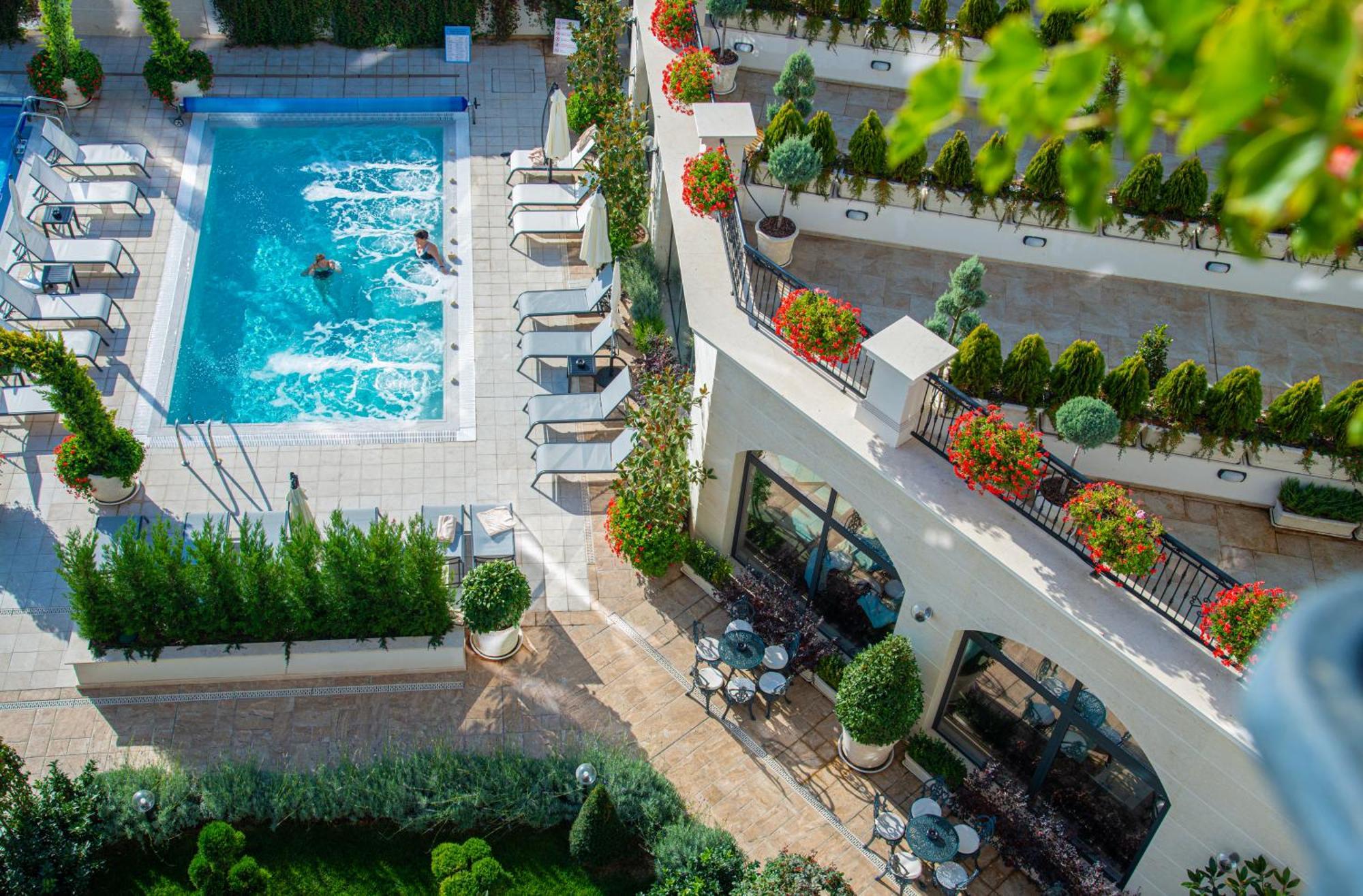 Casa Di Fiore Spa And Medical Hotel, Mineral Pools & Private Beach 克兰内沃 外观 照片 The pool at the hotel
