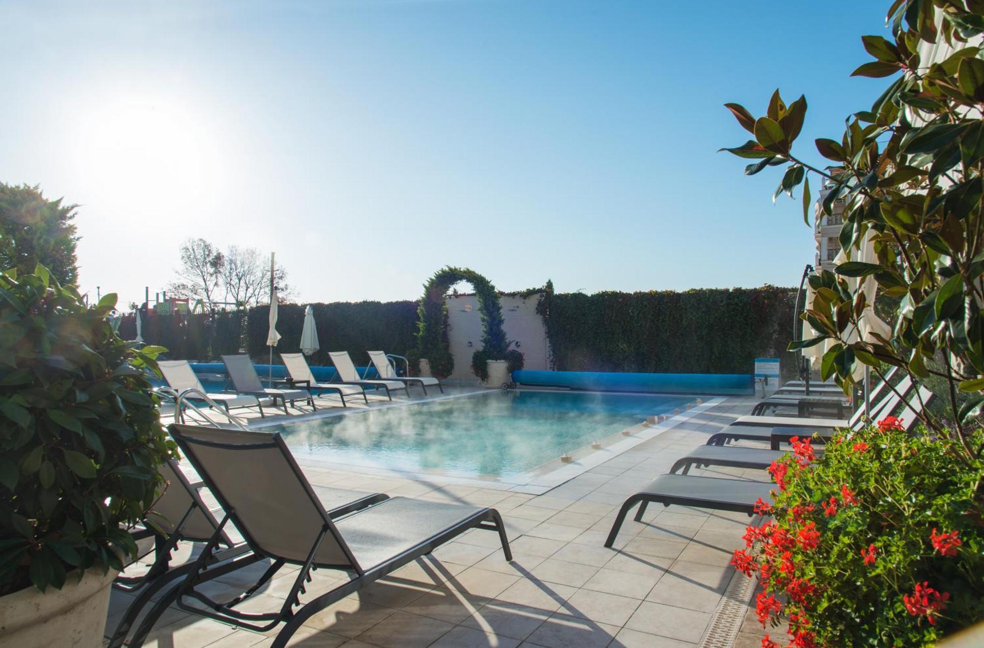 Casa Di Fiore Spa And Medical Hotel, Mineral Pools & Private Beach 克兰内沃 外观 照片 The pool at the hotel
